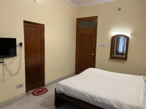 una camera da letto con un letto e una TV a schermo piatto di Hotel Raghav Palace 1 km Jaipur Junction & Bus Stand Sindhi Camp a Jaipur Altre 31 foto