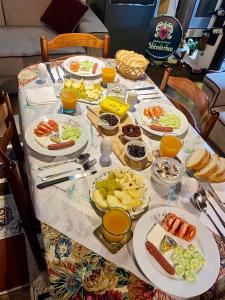 een tafel met borden eten erop bij Guest House Semani in Berat
