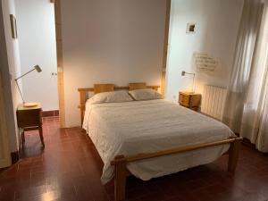 sypialnia z dużym łóżkiem i 2 lampami w obiekcie Casa histórica Gines w mieście Ginés +37 zdjęć