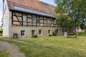 an old building with solar panels on the roof at Gewölbe aus dem Jahr 1806 genau zw L und DD in Mügeln
