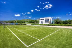 Tenis alebo squash v ubytovaní Villa Marijeta exclusive 5 star villa with 50sqm private pool, 6 bedrooms and playroom alebo jeho okolí