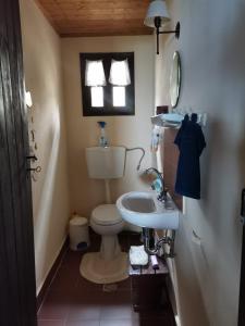 uma pequena casa de banho com WC e lavatório em Montesantos Mansion, Panteleimonas em Panteleímon