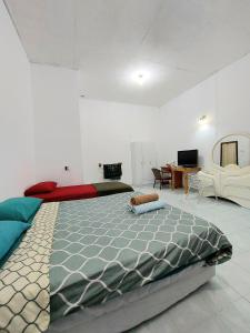 una camera con un grande letto e un soggiorno di Rumah Rehat QNM Holidays a Kuala Terengganu