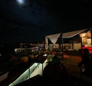 Un balcón o terraza en The Rooftop Hostel