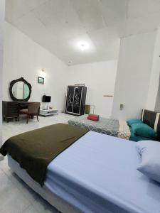 um quarto com uma cama grande e um espelho em Rumah Rehat QNM Holidays em Kuala Terengganu
