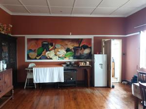 une cuisine avec un tableau de vases sur le mur dans l'établissement Rosedale Organic Farm Bed & Breakfast, à Addo