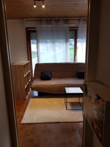 Posezení v ubytování grand studio dans une résidence prive avec une cuisine et salle de bain séparé un parking gratuit et une magnifique vue sur les montagness