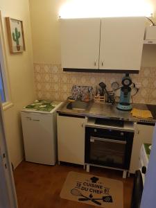 Kuchyň nebo kuchyňský kout v ubytování grand studio dans une résidence prive avec une cuisine et salle de bain séparé un parking gratuit et une magnifique vue sur les montagness