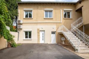 une maison avec un escalier en face de celle-ci dans l'établissement Villa de 200 m2 avec piscine proche du centre-ville, à Avignon