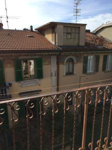 ベルガモにあるA casa di Fabioのバルコニーから家の景色を望めます。
