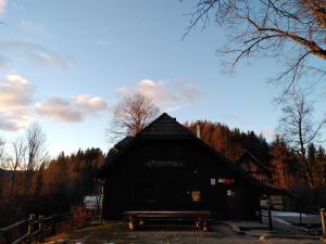 L'établissement koča na pikovem en hiver