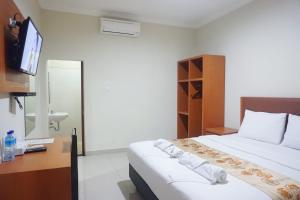 Postel nebo postele na pokoji v ubytování Lombok Mayura Hotel