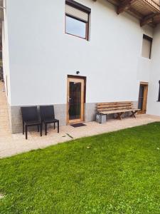 A garden outside Ferienwohnung Steinberger