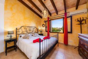 A bed or beds in a room at Finca Pep