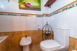 A bathroom at Finca Pep