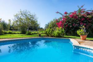 The swimming pool at or close to Finca Pep
