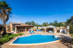 The swimming pool at or close to Finca Pep