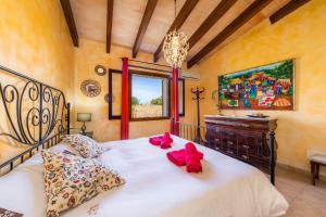 A bed or beds in a room at Finca Pep