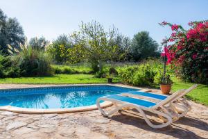 The swimming pool at or close to Finca Pep