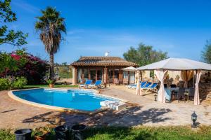 une maison avec une piscine et un kiosque dans l'établissement Finca Pep, à Sineu