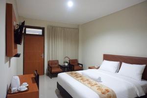 Postel nebo postele na pokoji v ubytování Lombok Mayura Hotel