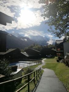 un sentiero con vista su un fiume e sulle montagne di Appartement aux pieds des pistes / piscine a Saint-Gervais-les-Bains
