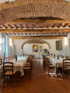 uma grande sala de jantar com mesas e cadeiras em Hotel Relais San Lorenzo em Abbadia San Salvatore