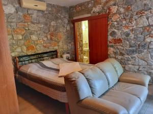 sala de estar con sofá y cama en Villa Mavri Ruhige private Pool Villa, Meerblick, en Agia Paraskevi