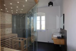 y baño con ducha y lavamanos. en Designwohnung auf Gutshof mit Sauna zw. L/DD, en Mügeln