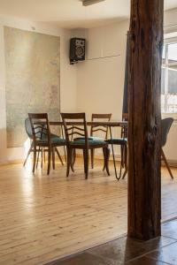 une salle à manger avec des chaises en bois et une table dans l'établissement Designwohnung auf Gutshof mit Sauna zw. L/DD, à Mügeln