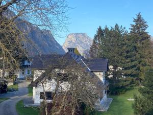 a house with a mountain in the background at Haus Roith in Ebensee