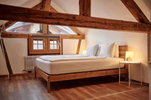 1 dormitorio con 1 cama grande y ventana en Lakeside Tiny House Brienz, en Brienz