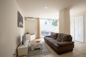 TV a/nebo společenská místnost v ubytování Appartement avec piscine