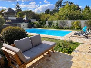 Bazén v ubytovaní Le Cottage de Chitenay alebo v jeho blízkosti
