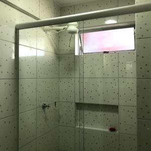Phòng tắm tại Ap flat central- ar, garagem e ótima localização