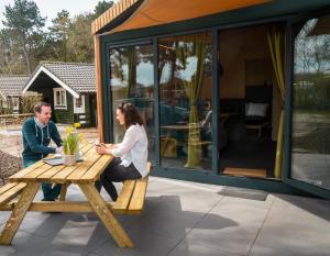 Hosté ubytování Duurzame cabin, gelegen in de natuur aan zee