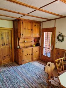 uma sala de estar com armários de madeira e uma mesa em Haus Rheintalblick em Übersaxen