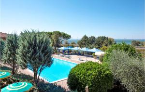 Vaade basseinile majutusasutuses Amazing Home In Passignano Sul Trasime With Outdoor Swimming Pool, 5 Bedrooms And Wifi või selle lähedal