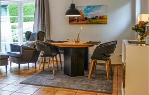 y cocina con mesa de comedor y sillas. en Beautiful Home In Attendorn With Wifi And 2 Bedrooms, en Attendorn