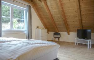 1 dormitorio con 1 cama y TV en una mesa en Beautiful Home In Attendorn With Wifi And 2 Bedrooms, en Attendorn