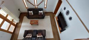 una vista aérea de una sala de estar con sofá y TV en Casa completa/ familiar a 3km de playa el Arenal, en Pedasí Town