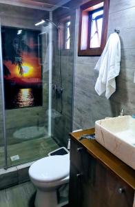y baño con ducha, aseo y lavamanos. en WANNAQUEROS SUITES en Guanaqueros