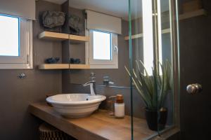 Kúpeľňa v ubytovaní Athens Skyline Loft + 37 fotografií
