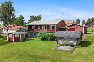 a red house with a yard with a yard at Stadsnära och naturskön villa med 50m till vatten in Granträsket