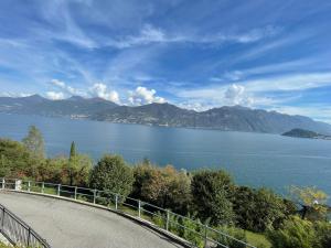 una carretera junto a un gran cuerpo de agua en Piccolo Girasole, en Menaggio