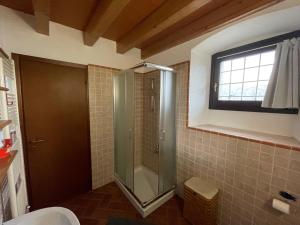 baño con ducha, aseo y ventana en Piccolo Girasole, en Menaggio