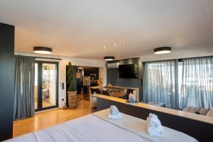 Televízia a/alebo spoločenská miestnosť v ubytovaní Athens Skyline Loft