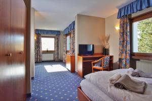 A television and/or entertainment centre at PanoramaHotel Penegal