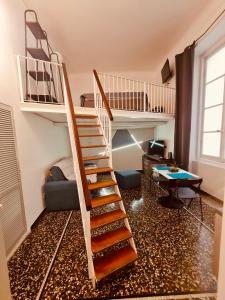sala de estar con 2 literas y escalera en Galleria San Giorgio, en Génova