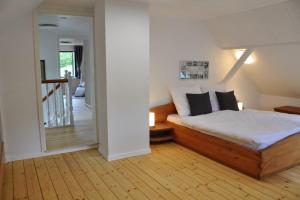 - une chambre avec un lit et un couloir avec un escalier dans l'établissement Villa sous le Tilleul, à Barr